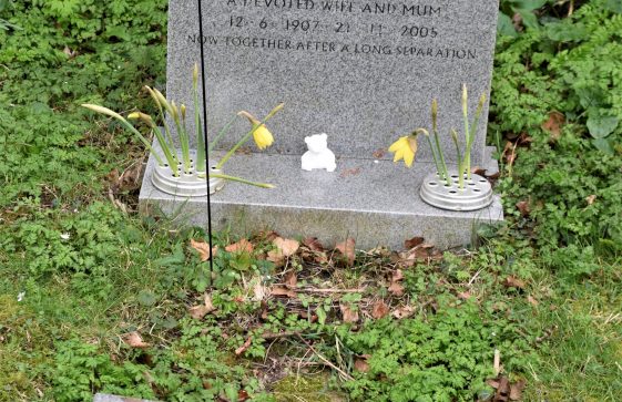 Photograph of the gravestone of William Harry and Amy Ellen House