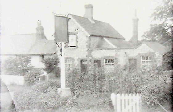 Black and white postcard of The Star Public House, Hammonds Lane